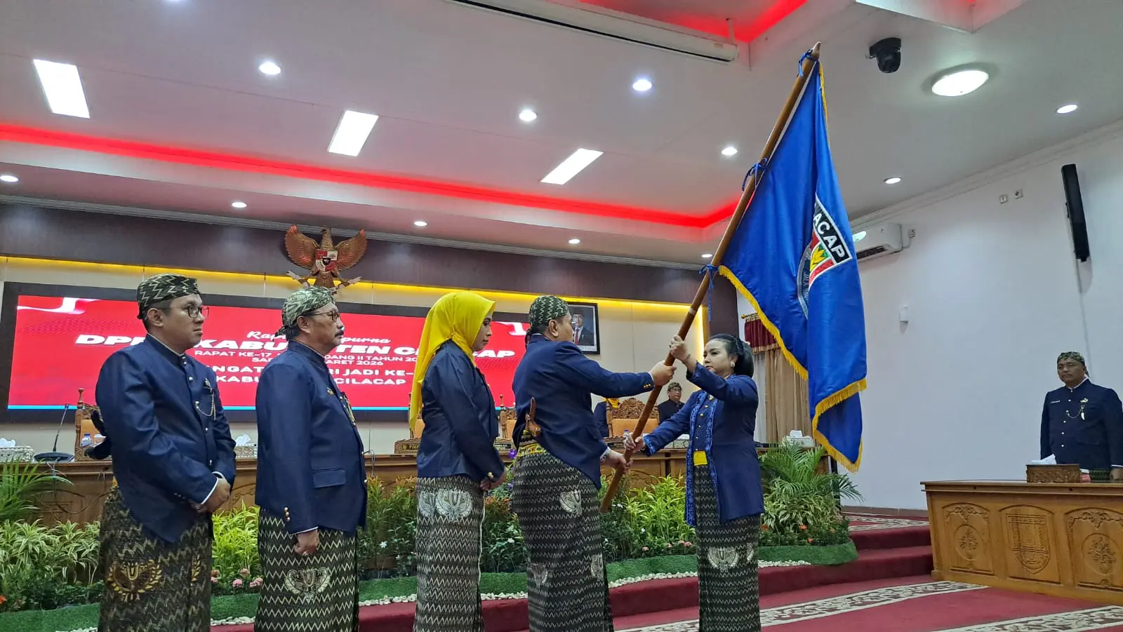 Ketua DPRD Cilacap Taufik Nurhidayat menyerahkan Pataka kepada Plt Bupati Ammy Amalia Fatma Surya saat paripurna Hari Jadi Cilacap ke-170. (Tri Aji).