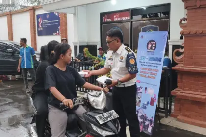 Sejumlah warga antusias mengambil takjil yang dibagikan oleh petugas Rutan Banyumas, pada acara Akustik Sore Menginspirasi, Senin (02/03/2026). (foto: Wahyu Sumantri)