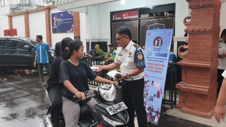 Sejumlah warga antusias mengambil takjil yang dibagikan oleh petugas Rutan Banyumas, pada acara Akustik Sore Menginspirasi, Senin (02/03/2026). (foto: Wahyu Sumantri)