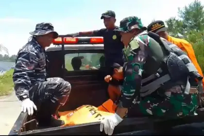 Posal Logending Lanal Cilacap Bersama Tim SAR Evakuasi Korban Tenggelam di Muara Kaliratu