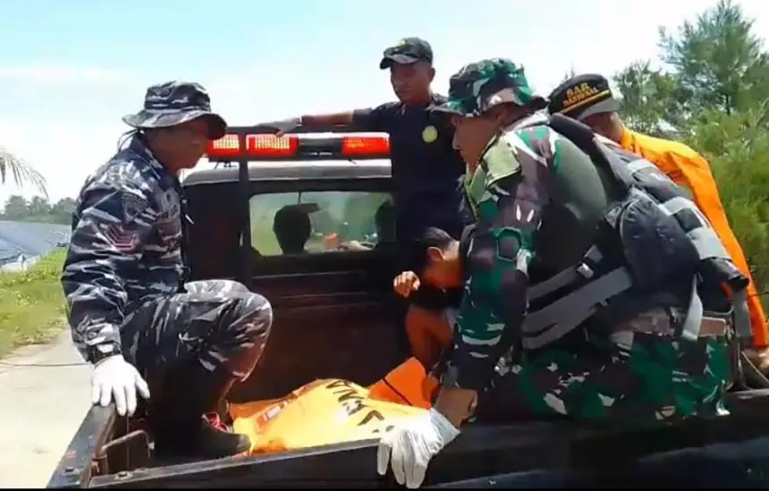 Posal Logending Lanal Cilacap Bersama Tim SAR Evakuasi Korban Tenggelam di Muara Kaliratu