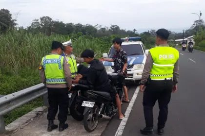 Polisi bubarkan aksi balap liar di Jalan Raya Bojong–Serayu Larangan, Kecamatan Mrebet, Kabupaten Purbalingga, Minggu (8/3/2026) sore. (Foto :Humas Polres Purbalingga).