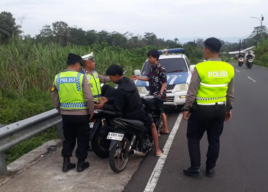 Polisi bubarkan aksi balap liar di Jalan Raya Bojong–Serayu Larangan, Kecamatan Mrebet, Kabupaten Purbalingga, Minggu (8/3/2026) sore. (Foto :Humas Polres Purbalingga).