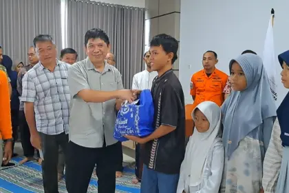 SNI Cilacap bagikan 500 paket sembako kepada keluarga nelayan dan warga kurang mampu. (Tri Aji).