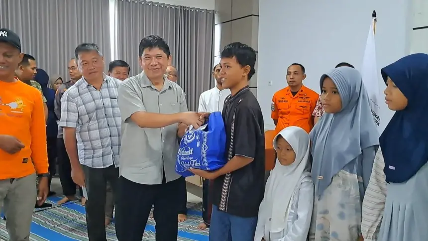 SNI Cilacap bagikan 500 paket sembako kepada keluarga nelayan dan warga kurang mampu. (Tri Aji).