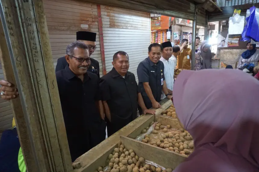 Anggota Komisi II DPRD Purbalingga melakukan kunjungan lapangan ke Pasar Segamas. (Foto :Humas DPRD Purbalingga).
