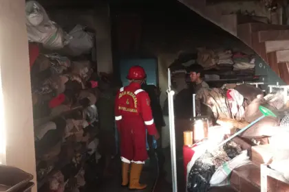 Kebakaran gudang pakaian di kesugihan cilacap