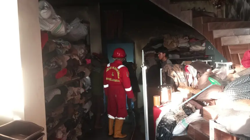 Kebakaran gudang pakaian di kesugihan cilacap