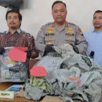 Kapolresta Cilacap Kombes Pol Budi Adhy Buono didampingi Kasat Reskrim Kompol Agil menunjukkan barang bukti kasus pembunuhan. (Tri Aji).