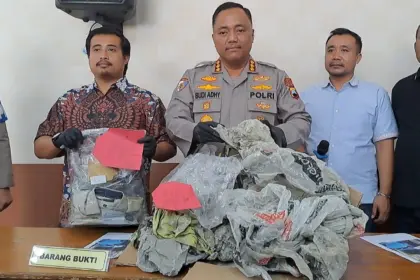 Kapolresta Cilacap Kombes Pol Budi Adhy Buono didampingi Kasat Reskrim Kompol Agil menunjukkan barang bukti kasus pembunuhan. (Tri Aji).