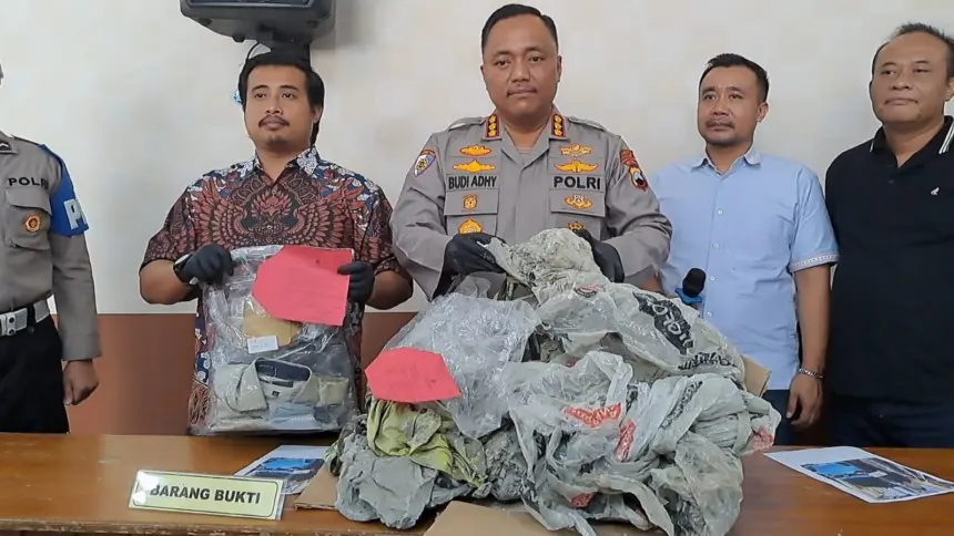 Kapolresta Cilacap Kombes Pol Budi Adhy Buono didampingi Kasat Reskrim Kompol Agil menunjukkan barang bukti kasus pembunuhan. (Tri Aji).