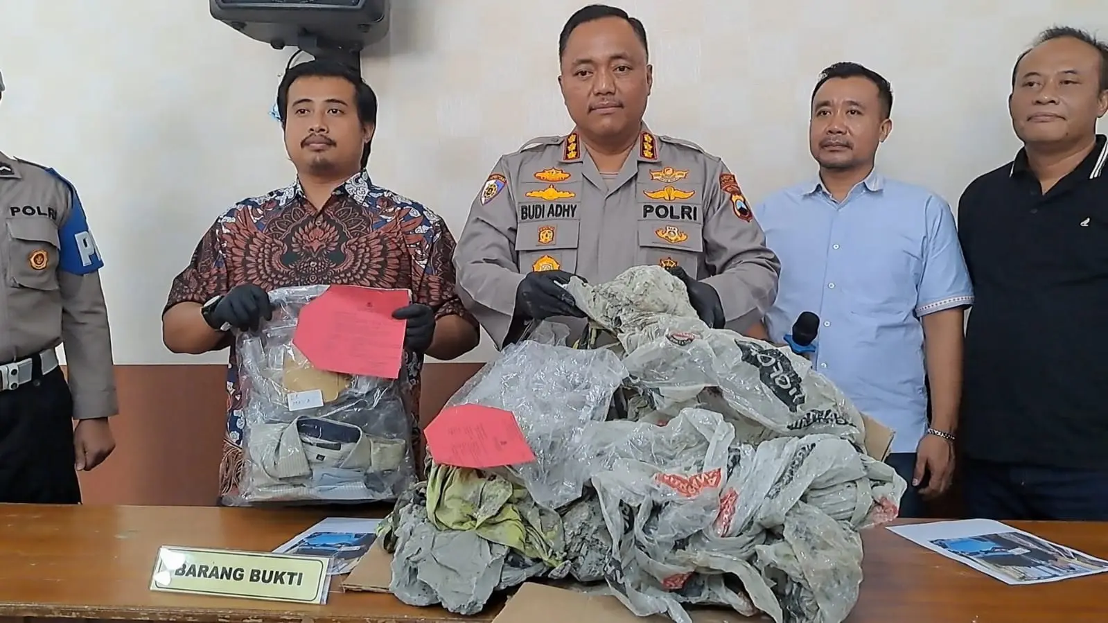 Kapolresta Cilacap Kombes Pol Budi Adhy Buono didampingi Kasat Reskrim Kompol Agil menunjukkan barang bukti kasus pembunuhan. (Tri Aji).