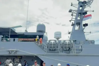 Kapal perang Australia sandar di pelabuhan internasional tanjung intan cilacap