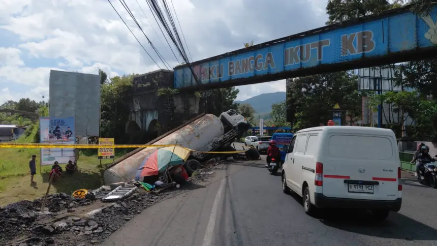 Kecelakaan tunggal jalan tentara pelajar banjarnegara