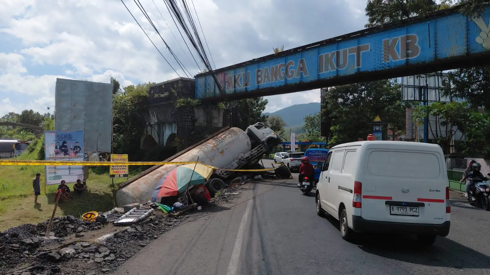 Kecelakaan tunggal jalan tentara pelajar banjarnegara