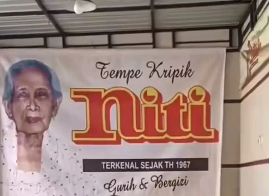 Marniti alias Mbah Niti, pencetus Pelopor Keripik Niti di Jalan Pramuka, Purwokerto Selatan, Banyumas. (Foto: TikTok @keripiktempeniti) 