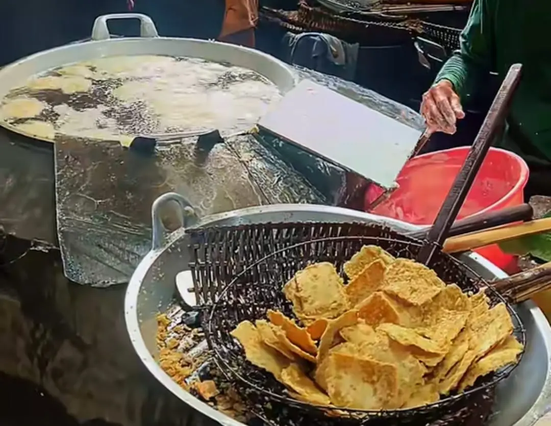 Proses produksi keripik tempe Niti, melalui dua kali penggorengan. (Foto: TikTok @keripiktempeniti)