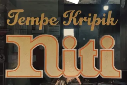 Keripik Niti, pelopor keripik tempe di Purwokerto yang terkenal sejak 1967 silam. (Foto: TikTok @keripiktempeniti) 