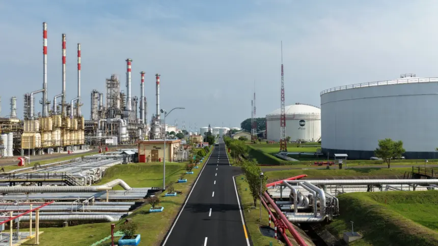 Kawasan produkai BBM Kilang Cilacap dengan kapasistas 348 ribu barel per hari. (Kilang Cilacap).