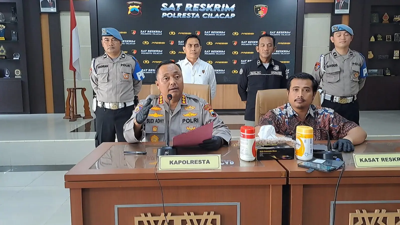 Konferensi pers pembunuhan wn singapura polresta cilacap
