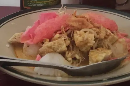 Satu porsi Kupat Tahu Hj. Sapen di Majenang, Cilacap. (Foto: Google Review/Elin Wahyuni) 