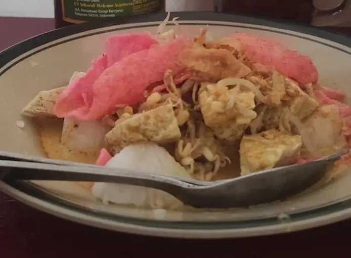 Satu porsi Kupat Tahu Hj. Sapen di Majenang, Cilacap. (Foto: Google Review/Elin Wahyuni) 