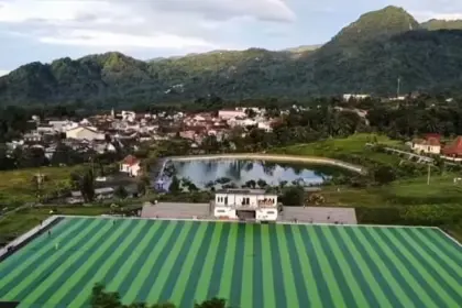 Lapangan Kemutug Lor Baturraden yang sedang viral, dengan rumput sintetis dan view Gunung Slamet. (Foto: Instagram @b23.soccerfieldpwt)