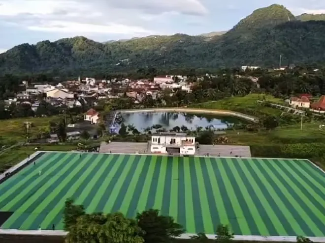Lapangan Kemutug Lor Baturraden yang sedang viral, dengan rumput sintetis dan view Gunung Slamet. (Foto: Instagram @b23.soccerfieldpwt)