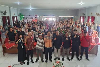 Tim Kaisar serap aspirasi dan menyerahkan ratusan paket sembako kepada warga Wangon. (Tri Aji).