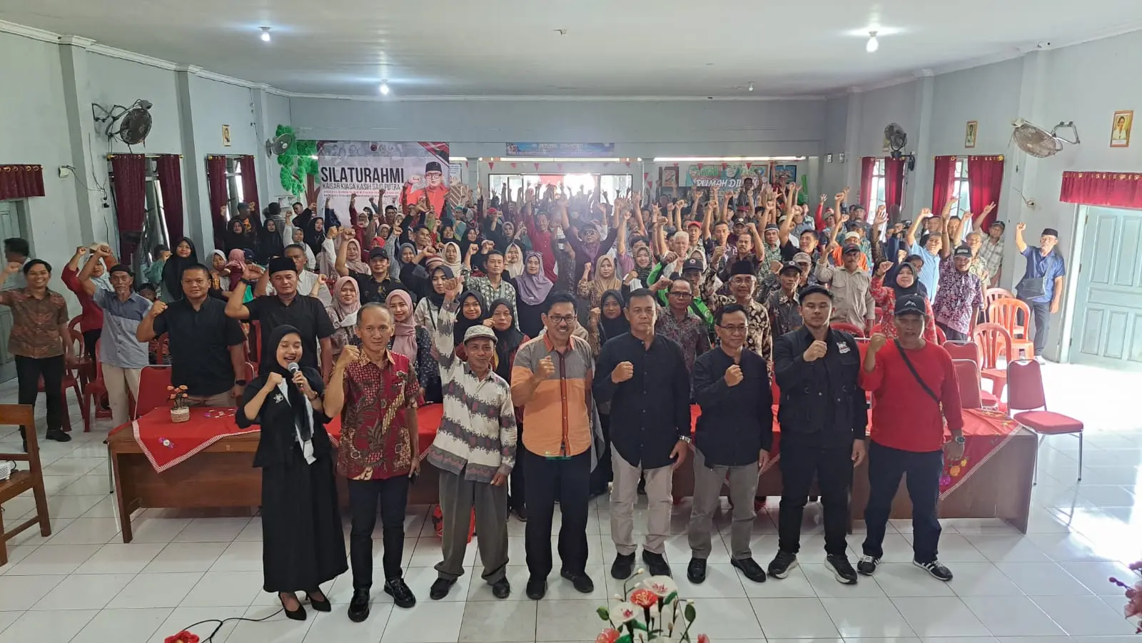 Tim Kaisar serap aspirasi dan menyerahkan ratusan paket sembako kepada warga Wangon. (Tri Aji).