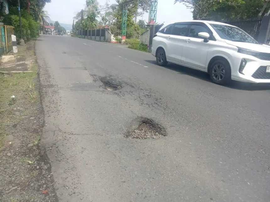 lubang cukup dalam