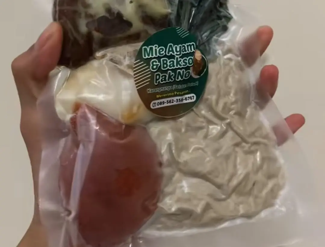 Inovasi produk mie ayam frozen yang memudahkan pelanggan luar kota menikmati cita rasa khas Cilacap. (Foto: TikTok @mieayampaknokarangmangu)