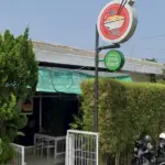 Mie Dua Rasa, kuliner legend yang berlokasi di dekat Stasiun Cilacap. (Foto: Google Street View)