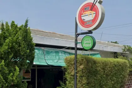 Mie Dua Rasa, kuliner legend yang berlokasi di dekat Stasiun Cilacap. (Foto: Google Street View)