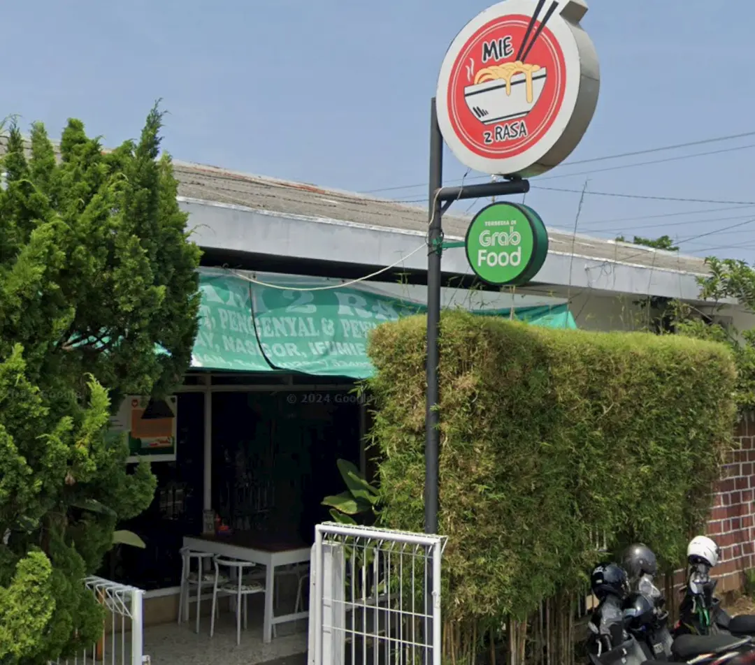 Mie Dua Rasa, kuliner legend yang berlokasi di dekat Stasiun Cilacap. (Foto: Google Street View)