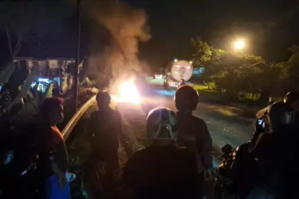 Motor terbakar di jalan raya kesugihan cilacap