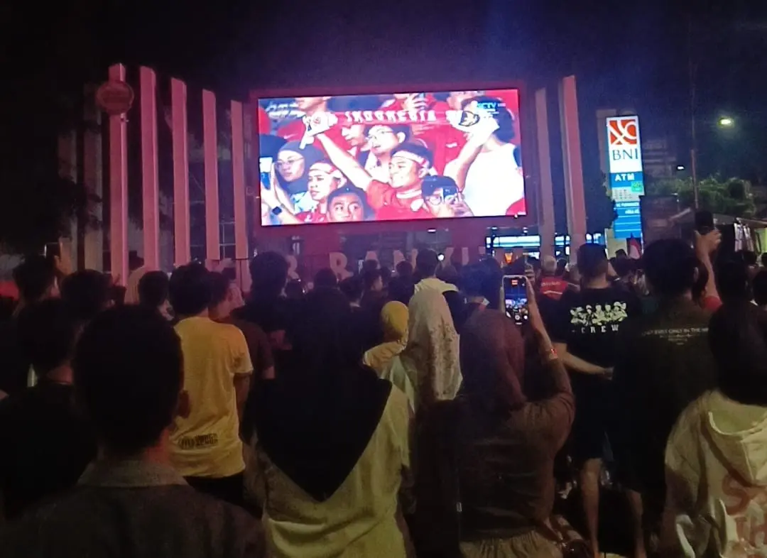Nobar timnas di alun-alun purwokerto