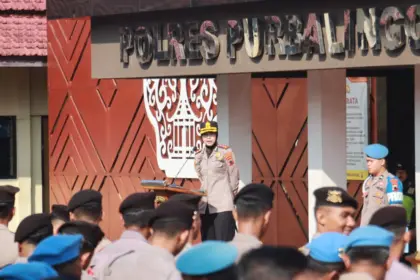 Kapolres Purbalingga AKBP Anita Indah Setyaningrum saat apel jam pimpinan yang diikuti seluruh personel di halaman Mapolres Purbalingga, Senin (30/3/2026).(Foto :Humas Polres Purbalingga
