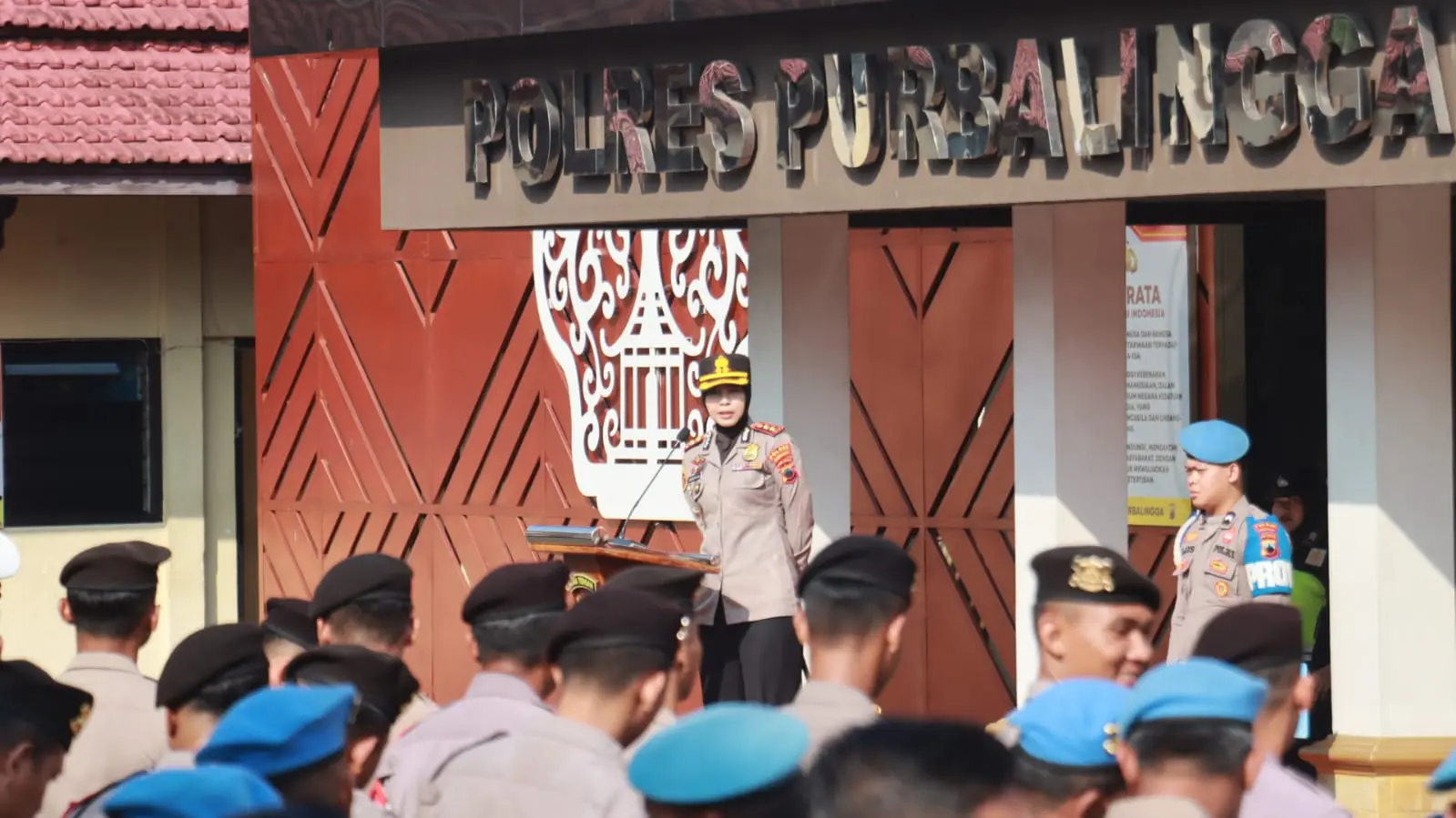 Kapolres Purbalingga AKBP Anita Indah Setyaningrum saat apel jam pimpinan yang diikuti seluruh personel di halaman Mapolres Purbalingga, Senin (30/3/2026).(Foto :Humas Polres Purbalingga