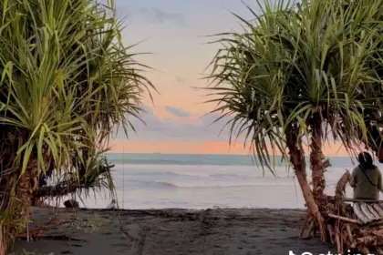 Pantai Pandanan merupakan salah satu spot terbaik ketika mengunjungi Desa Wisata Bunton Cilacap selain Pantai Bunton yang sudah lebih familiar di masyarakat. (Foto: TikTok @str.jpg)