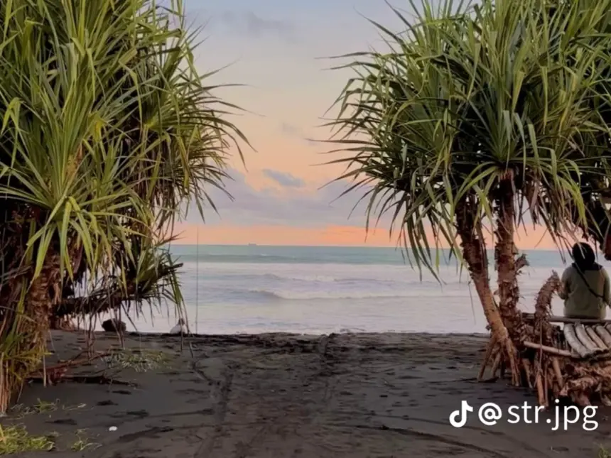Pantai Pandanan merupakan salah satu spot terbaik ketika mengunjungi Desa Wisata Bunton Cilacap selain Pantai Bunton yang sudah lebih familiar di masyarakat. (Foto: TikTok @str.jpg)
