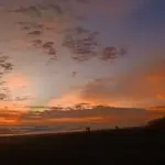 Panorama matahari terbenam di Pantai Sidayu Indah yang menjadi daya tarik utama pengunjung. (Foto: Dok cilacaptoday.com)