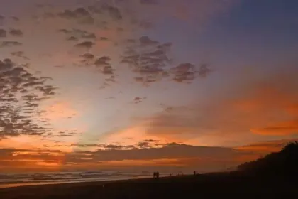 Panorama matahari terbenam di Pantai Sidayu Indah yang menjadi daya tarik utama pengunjung. (Foto: Dok cilacaptoday.com)