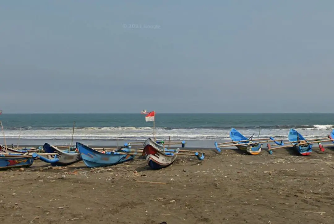 Lokasi yang mudah dijangkau dari pusat kota seperti Alun-alun Cilacap dan Terminal Cilacap, membuat Pantai Tegalkamulyan wajib Anda kunjungi. (Foto: Google Maps/Mas Harjo)