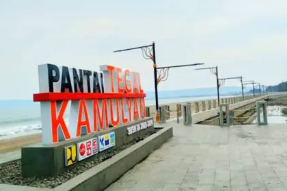 Pemandangan Pantai Tegalkamulyan di Cilacap Selatan yang memiliki beragam fasilitas dengan gratis tiket masuk. (Foto: Google Street View) 