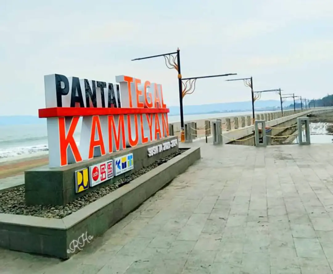 Pemandangan Pantai Tegalkamulyan di Cilacap Selatan yang memiliki beragam fasilitas dengan gratis tiket masuk. (Foto: Google Street View) 