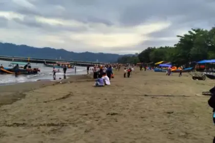 Pantai Teluk Penyu, destinasi liburan favorit wisatawan lokal maupun luar daerah di Cilacap. (Foto: TikTok @pantai.teluk.penyu)