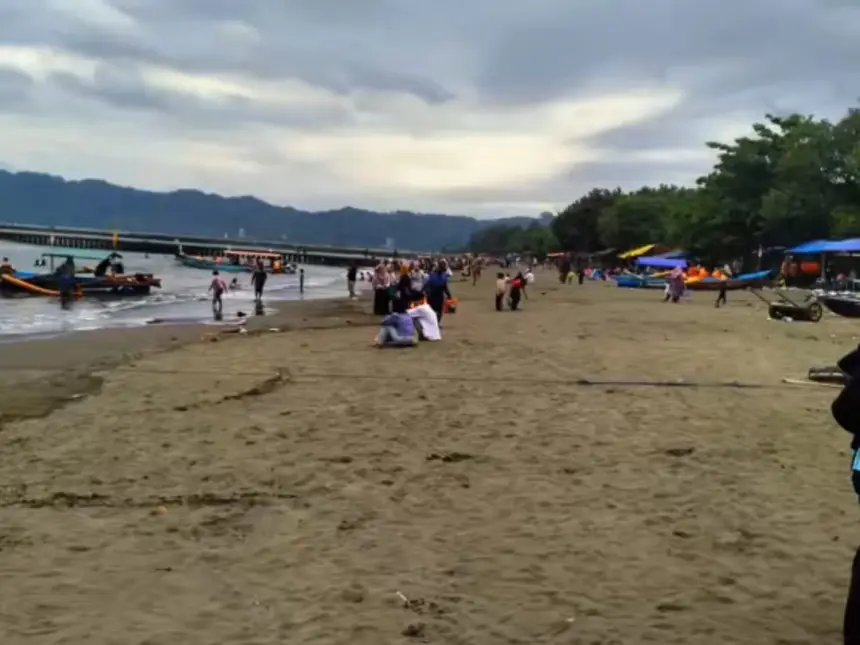 Pantai Teluk Penyu, destinasi liburan favorit wisatawan lokal maupun luar daerah di Cilacap. (Foto: TikTok @pantai.teluk.penyu)