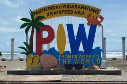 Cara pasang gembok cinta di Pantai Indah Widarapayung Cilacap. (Foto: Dok Rayspeed Asia) 