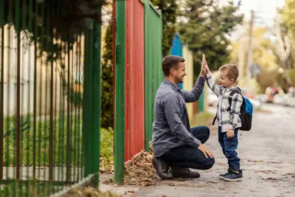 Ilustrasi gambar seorang ayah sedang bermain bersama anaknya.(dok iStock)